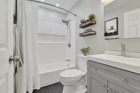 Bath - 2055 Terraspiro Ave, Spring Valley, CA 91977 photo 2 of 2