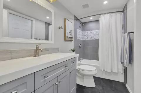 Bath - 2055 Terraspiro Ave, Spring Valley, CA 91977 photo 1 of 2