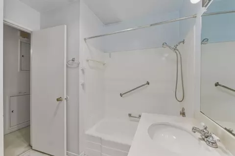 Bath - 3592 Boussock Ln, Oceanside, CA 92057 photo 3 of 3