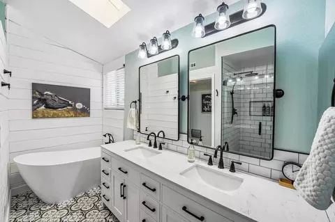 Bath - 1602 Tonia Ct, Riverside, CA 92506 photo 1 of 3