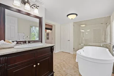 Bath - 746 Sunrise Dr E, Vista, CA 92084 photo 4 of 5