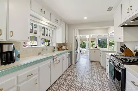 Kitchen - 8917 Lemon Ave, La Mesa, CA 91941 photo 5 of 6