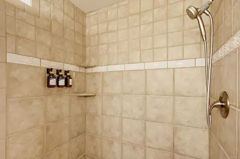 Bath - 925 E Chase Ave, El Cajon, CA 92020 photo 2 of 7