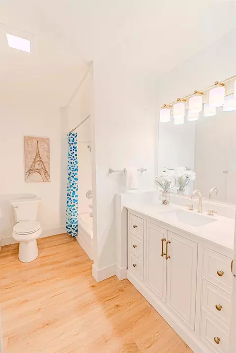 Bath - 634 8th St #8, Imperial Beach, CA 91932 photo 2 of 3