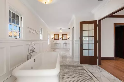 Bath - 1015 Alameda Blvd, Coronado, CA 92118 photo 3 of 12