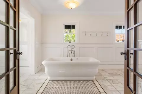 Bath - 1015 Alameda Blvd, Coronado, CA 92118 photo 2 of 12