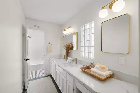 Bath - 274 J Ave, Coronado, CA 92118 photo 3 of 7