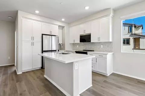 Kitchen - 571 Pacifica Dr # 164, Oceanside, CA 92057 photo 3 of 4
