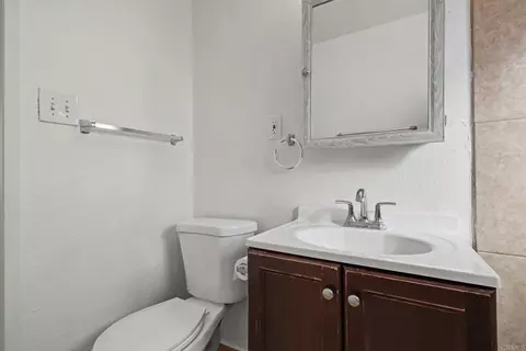 Bath - 855 Franklin Ave, El Cajon, CA 92020 photo 5 of 6