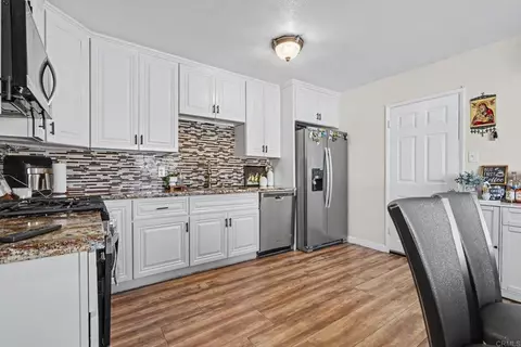 Kitchen - 855 Franklin Ave, El Cajon, CA 92020 photo 3 of 5