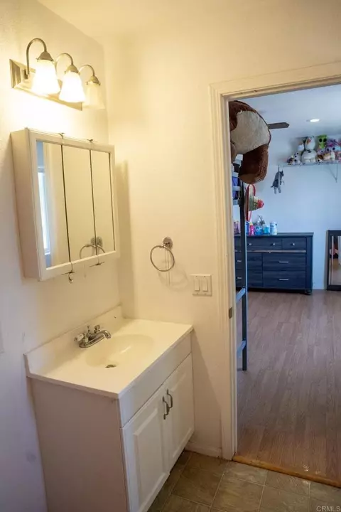Bath - 1561 W Heil Ave, El Centro, CA 92243 photo 2 of 3