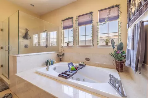 Bath - 19506 Arcata Rd, Apple Valley, CA 92307 photo 3 of 4