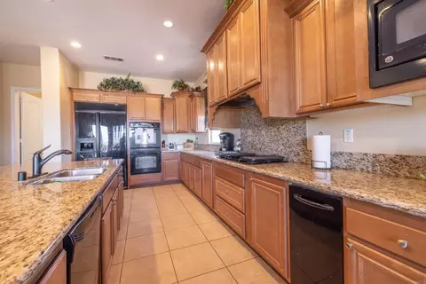 Kitchen - 19506 Arcata Rd, Apple Valley, CA 92307 photo 2 of 3