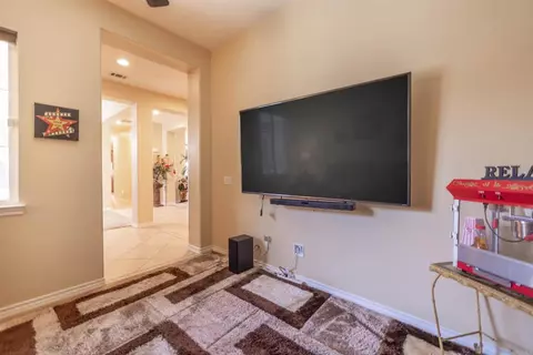 Entry Way - 19506 Arcata Rd, Apple Valley, CA 92307 photo 5 of 6