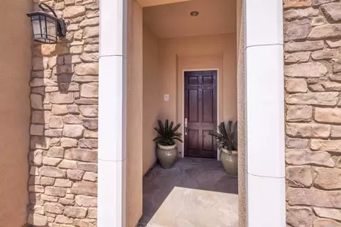 Entry Way - 19506 Arcata Rd, Apple Valley, CA 92307 photo 6 of 6
