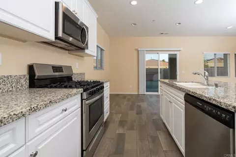 Kitchen - 26349 Leos Trl, Menifee, CA 92586 photo 4 of 5