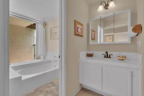 Bath - 2402 Altisma Way #D, Carlsbad, CA 92009 photo 1 of 3