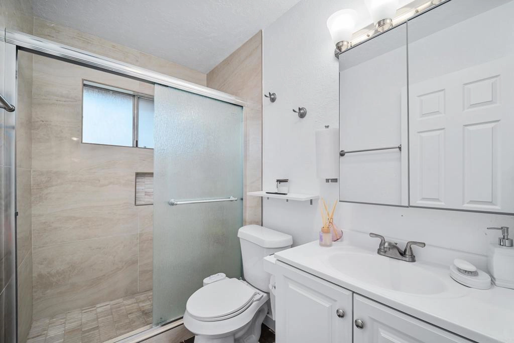 Bath - 963 Amistad Pl #D, El Cajon, CA 92019 photo 1 of 1