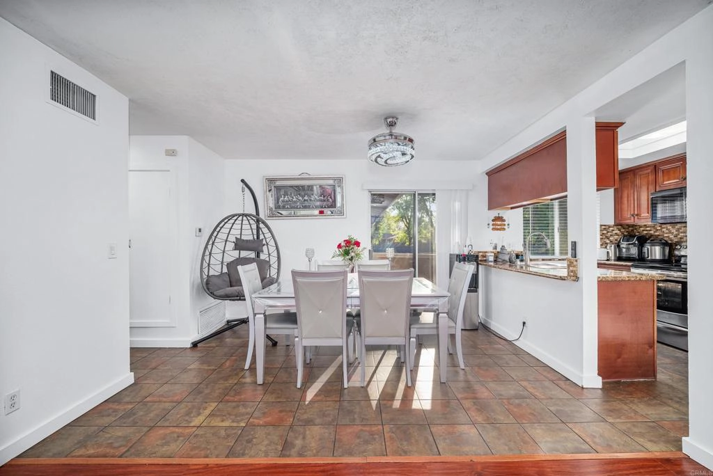 Dining - 963 Amistad Pl #D, El Cajon, CA 92019 photo 1 of 2