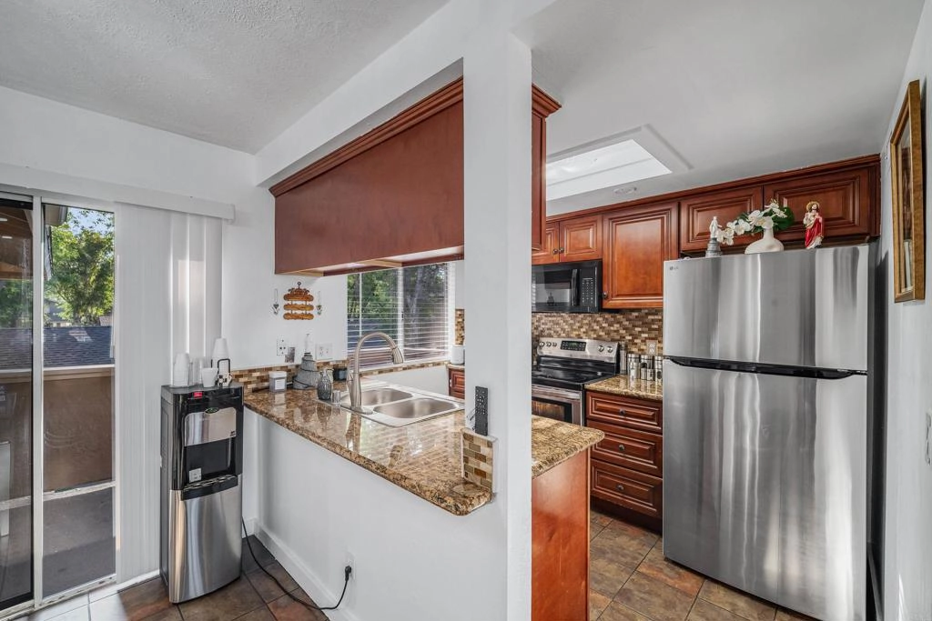 Kitchen - 963 Amistad Pl #D, El Cajon, CA 92019 photo 1 of 2
