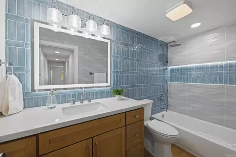 Bath - 94 Kingston Ct W, Coronado, CA 92118 photo 4 of 4