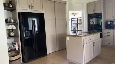 Kitchen - 1068 Barsky Ln, Fallbrook, CA 92028 photo 2 of 3