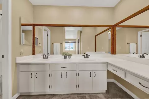 Bath - 44552 La Paz Rd, Temecula, CA 92592 photo 2 of 5