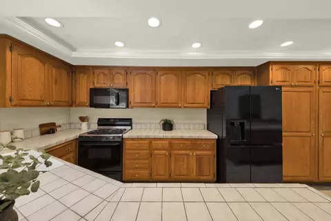 Kitchen - 44552 La Paz Rd, Temecula, CA 92592 photo 3 of 3