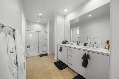 Bath - 45477 Calle Cirros, Temecula, CA 92592 photo 3 of 4
