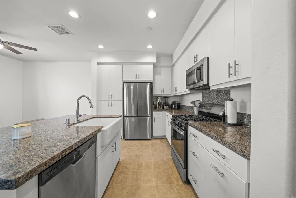 Kitchen - 45477 Calle Cirros, Temecula, CA 92592 photo 2 of 4