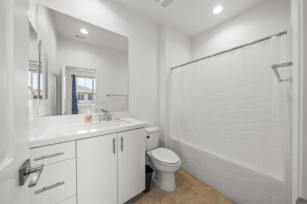 Bath - 45477 Calle Cirros, Temecula, CA 92592 photo 2 of 4