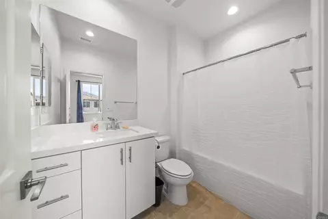 Bath - 45477 Calle Cirros, Temecula, CA 92592 photo 2 of 4