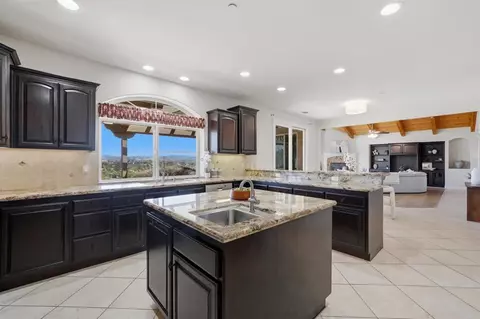 Kitchen - 3676 Alta Vista Dr, Fallbrook, CA 92028 photo 5 of 7