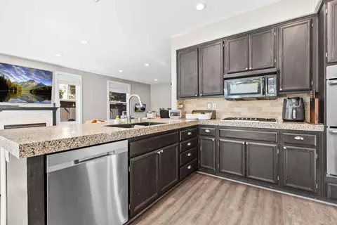 Kitchen - 522 Bayona Loop, Chula Vista, CA 91910 photo 5 of 6