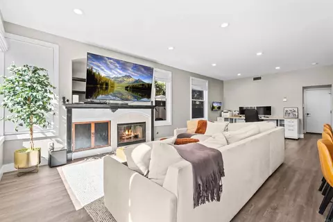 Living - 522 Bayona Loop, Chula Vista, CA 91910 photo 4 of 8