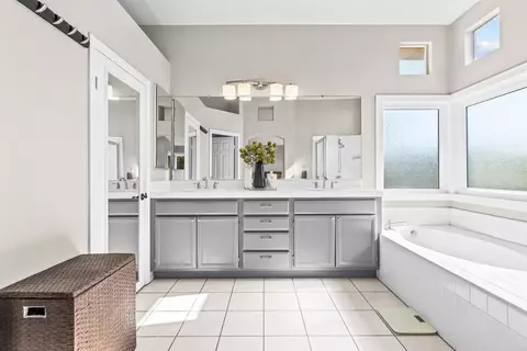 Bath - 522 Bayona Loop, Chula Vista, CA 91910 photo 2 of 6