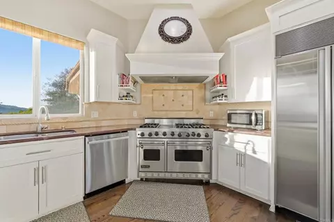 Kitchen - 14040 Iris Ln, Poway, CA 92064 photo 4 of 5