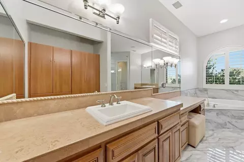 Bath - 14040 Iris Ln, Poway, CA 92064 photo 4 of 8
