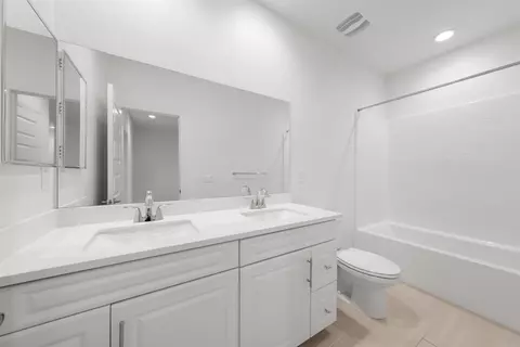 Bath - 10345 Graphite St, Spring Valley, CA 91977 photo 1 of 2