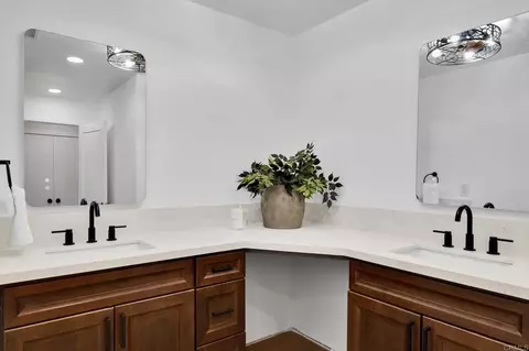 Bath - 3131 Summit Dr, Escondido, CA 92025 photo 3 of 4