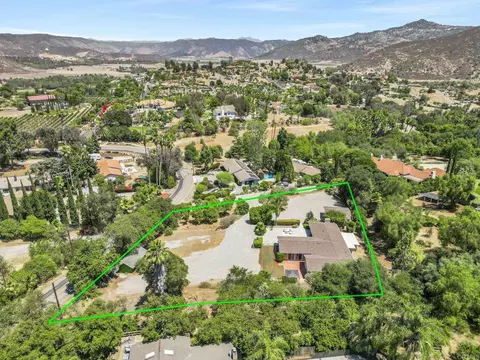 View/Area - 3131 Summit Dr, Escondido, CA 92025 photo 5 of 10