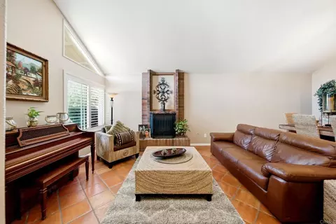Living - 1663 Linda Sue Ln, Encinitas, CA 92024 photo 2 of 2