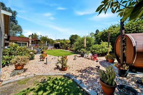 Exterior - 1663 Linda Sue Ln, Encinitas, CA 92024 photo 4 of 8