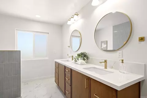 Bath - 1024 Circle Dr, Escondido, CA 92025 photo 1 of 4