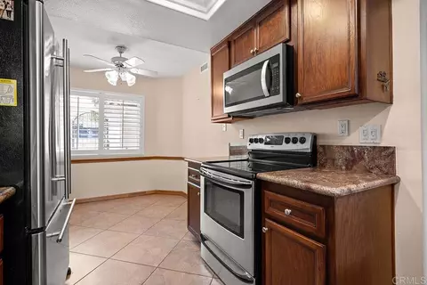Kitchen - 1550 Apache Dr UNIT D, Chula Vista, CA 91910 photo 2 of 2
