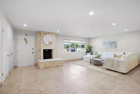 Living - 14135 York Ave, Poway, CA 92064 photo 2 of 4