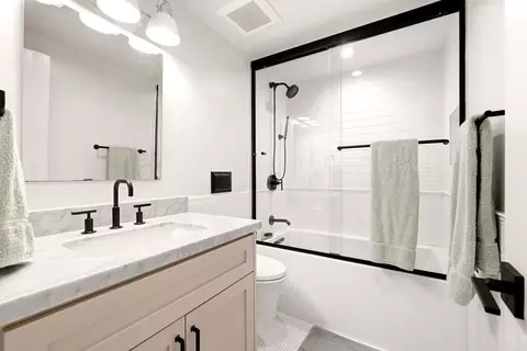 Bath - 825 9th St, Coronado, CA 92118 photo 4 of 6
