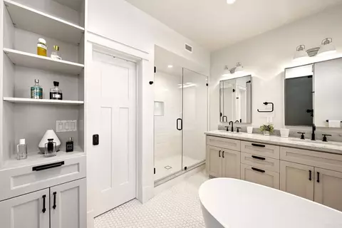 Bath - 825 9th St, Coronado, CA 92118 photo 2 of 6