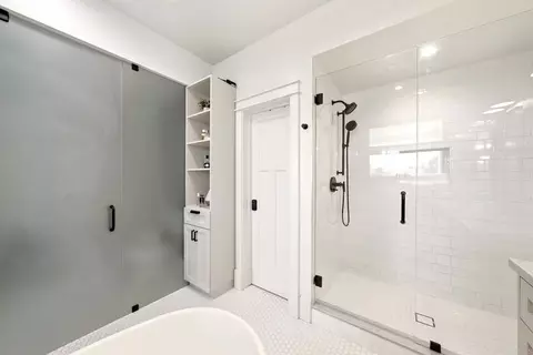 Bath - 825 9th St, Coronado, CA 92118 photo 3 of 6