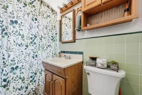Bath - 918 Galopago, Spring Valley, CA 91977 photo 2 of 2